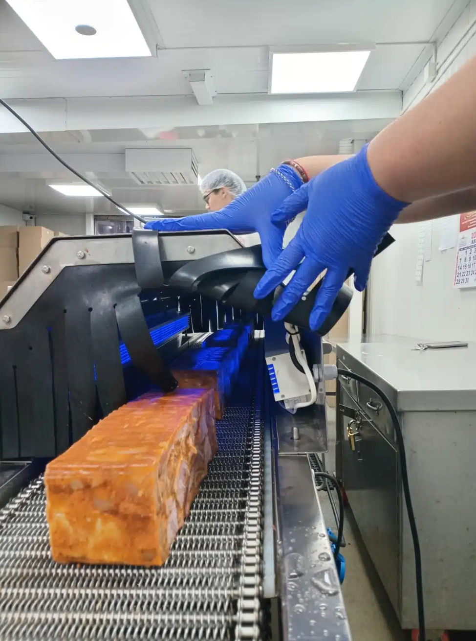 Carne fría irradiada con UV-C en la sala de envasado de Cecinas Don Pascual